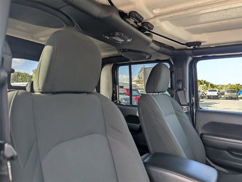 Used 2023 Jeep Gladiator Sport image 11