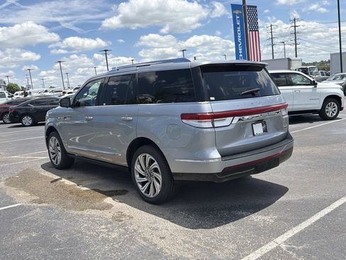 Used 2023 Lincoln Navigator Reserve AWD/4WD image 5