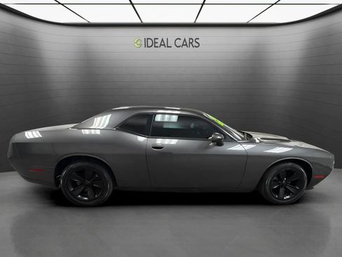Used 2016 Dodge Challenger SXT RWD image 4