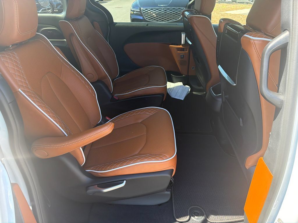 Used 2026 Chrysler Pacifica Pinnacle FWD image 17