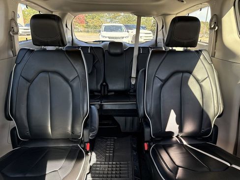 Used 2024 Chrysler Pacifica Limited image 34