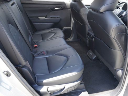 Used 2023 Toyota Highlander XLE FWD image 31