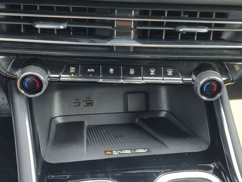Used 2024 Chevrolet Traverse LT w/ Trailering Package FWD image 22