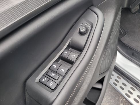 Used 2024 Jeep Grand Cherokee Laredo image 15