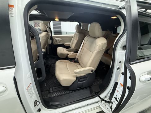 Used 2021 Toyota Sienna XLE image 25