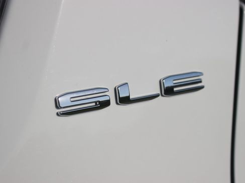 Used 2023 GMC Acadia SLE w/ Driver Convenience Package FWD image 10