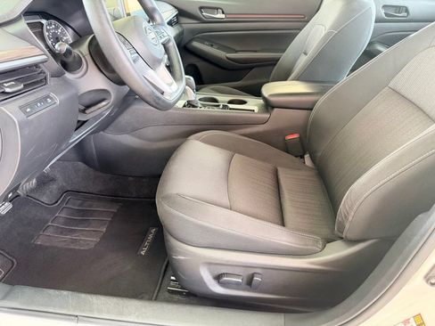 Used 2025 Nissan Altima 2.5 SV FWD image 13