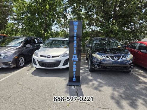 Used 2019 Dodge Journey SE w/ Connectivity Group FWD image 2