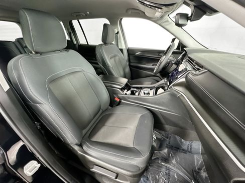 Used 2023 Jeep Grand Cherokee Laredo AWD/4WD image 25