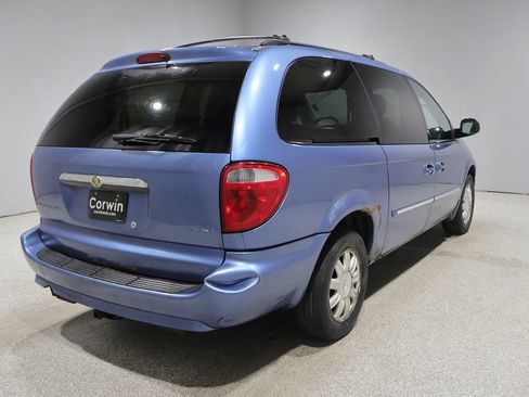 Used 2007 Chrysler Town & Country Touring w/ Leather Interior Group FWD image 2