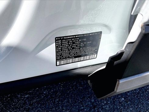 Certified 2025 Volkswagen Tiguan SE image 30