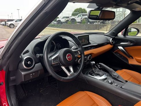 Used 2017 FIAT 124 Spider Lusso RWD image 9