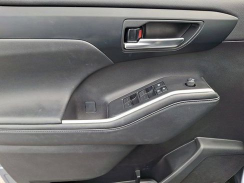 Used 2024 Toyota Highlander XLE FWD image 16