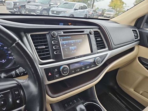 Used 2019 Toyota Highlander Plus image 28