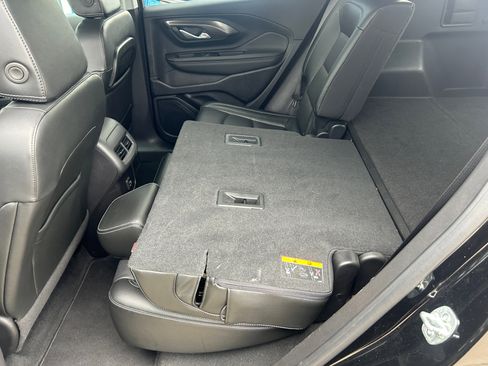 Used 2024 GMC Terrain SLT image 34