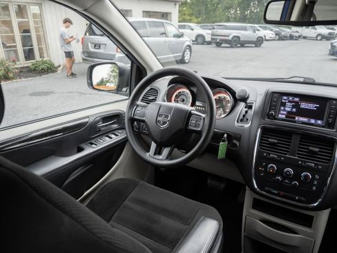 Used 2018 Dodge Grand Caravan SE w/ UConnect Hands-Free Group FWD image 36
