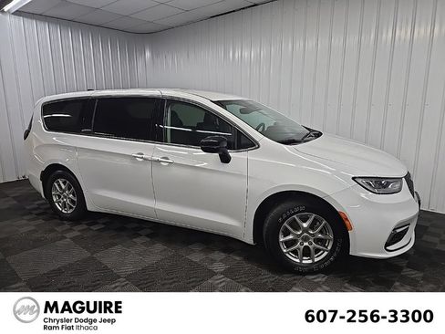 Used 2024 Chrysler Pacifica Touring-L FWD image 1