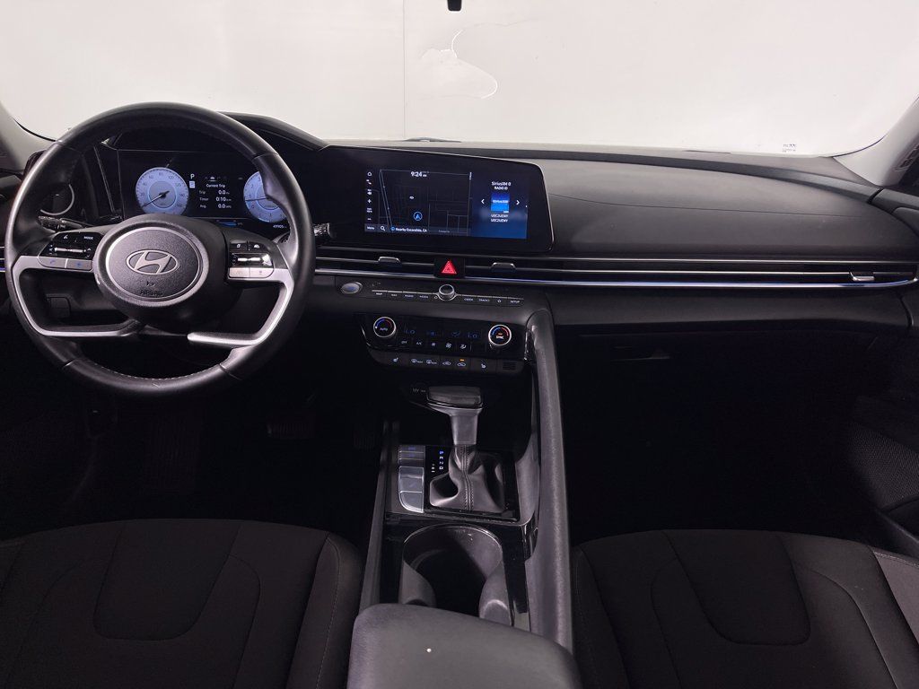 Certified 2025 Hyundai Elantra SEL FWD image 15