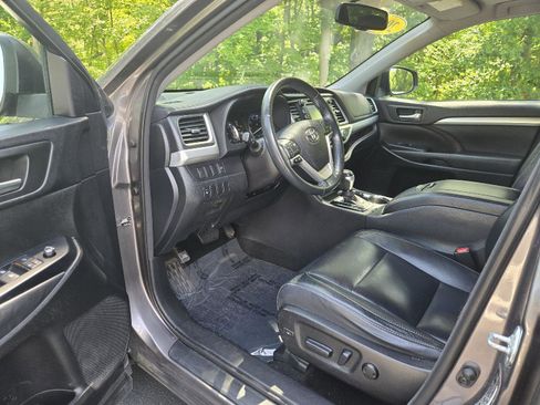 Used 2015 Toyota Highlander XLE AWD/4WD image 12