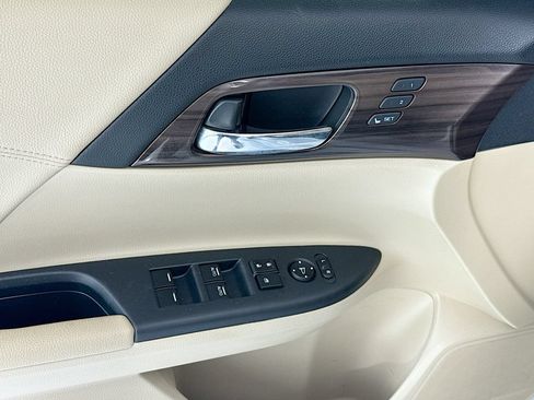 Used 2017 Honda Accord Touring image 23