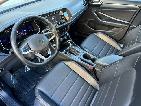 Used 2024 Volkswagen Jetta SE image 9