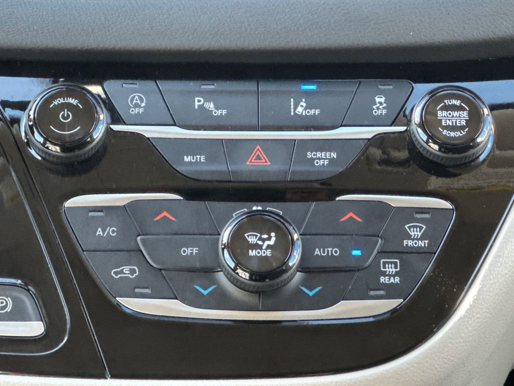 Used 2024 Chrysler Pacifica Touring-L FWD image 23