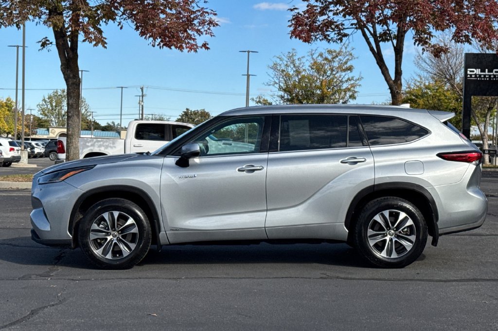Used 2021 Toyota Highlander XLE AWD/4WD image 10