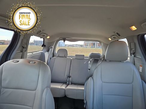 Used 2017 Toyota Sienna XLE image 14
