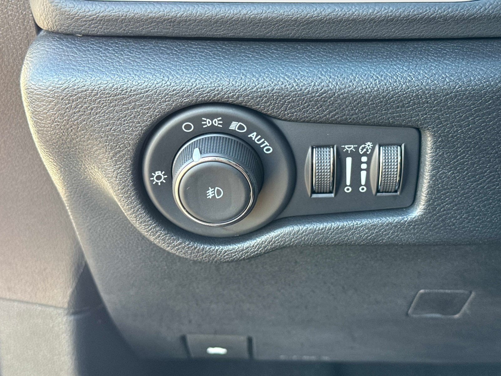 Used 2025 Chrysler Pacifica Select FWD image 30