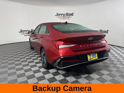 Used 2025 Hyundai Elantra SEL image 8