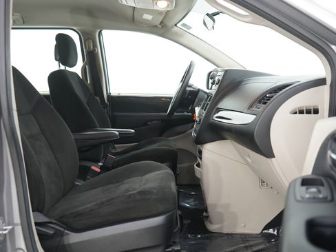 Used 2015 Dodge Grand Caravan American Value Package FWD image 11