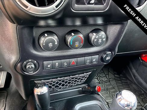 Used 2015 Jeep Wrangler Unlimited Rubicon AWD/4WD image 15