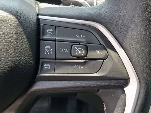 Used 2023 Jeep Grand Cherokee Limited w/ Luxury Tech Group II AWD/4WD image 19