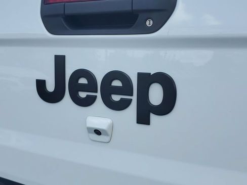 Certified 2023 Jeep Gladiator Sport AWD/4WD image 9