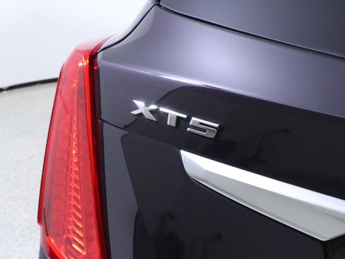 Used 2018 Cadillac XT5 Luxury w/ Driver Awareness Package image 9