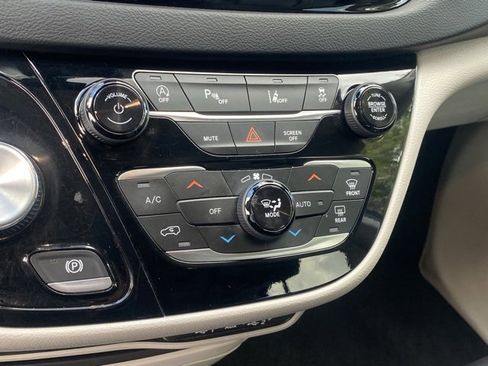 Used 2023 Chrysler Pacifica Touring-L image 23