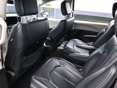Used 2022 Chrysler Pacifica Touring-L FWD image 37