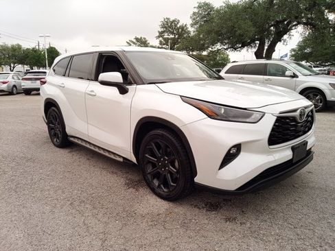 Used 2022 Toyota Highlander LE image 3