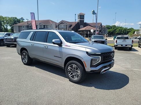 Certified 2025 Chevrolet Suburban Z71 AWD/4WD image 1