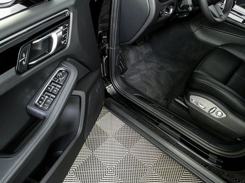 Used 2026 Porsche Macan AWD/4WD image 7