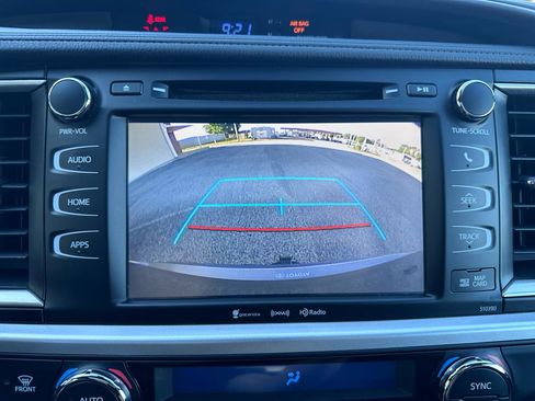 Used 2019 Toyota Highlander XLE FWD image 42
