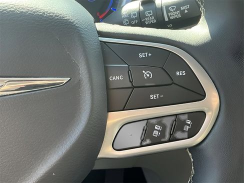 Used 2024 Chrysler Pacifica Select image 18