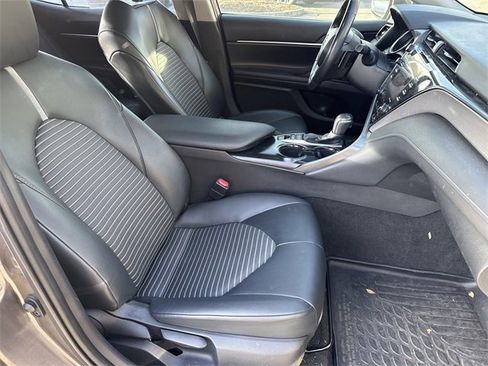 Used 2020 Toyota Camry SE w/ Sunroof Package image 13
