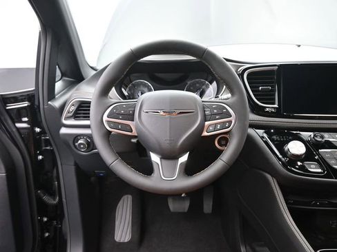 New 2026 Chrysler Pacifica Pinnacle image 27