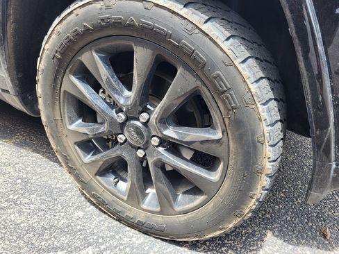 Used 2019 Jeep Grand Cherokee Altitude AWD/4WD image 16