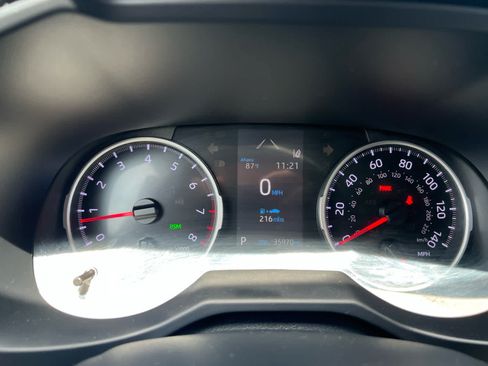 Used 2021 Toyota RAV4 XLE AWD/4WD image 3