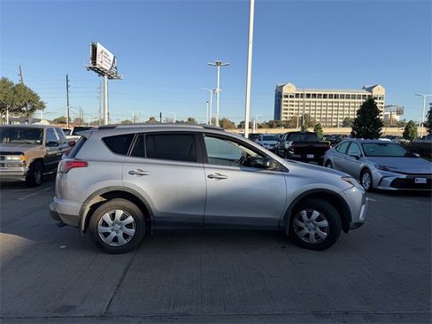 Used 2017 Toyota RAV4 LE image 4