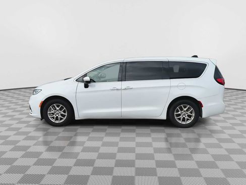 Used 2023 Chrysler Pacifica Touring-L FWD image 5