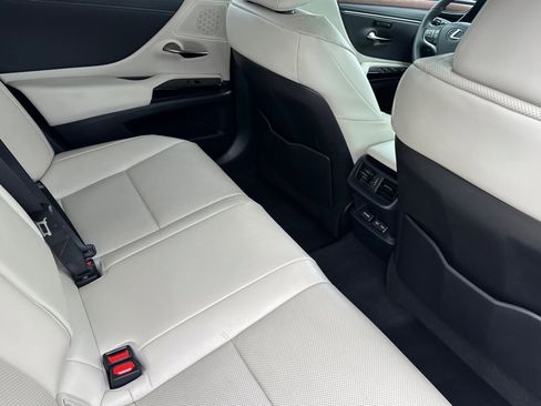 Used 2025 Lexus ES 300h w/ Premium Package FWD image 29