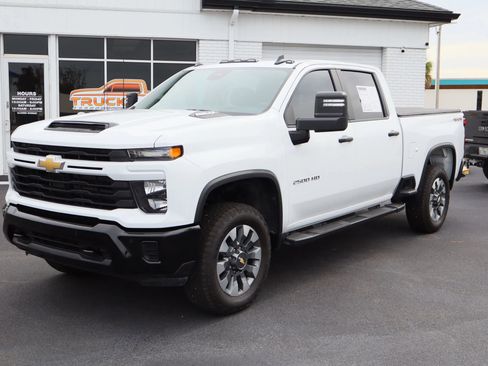 Used 2025 Chevrolet Silverado 2500 Custom w/ Custom Value Package AWD/4WD image 4